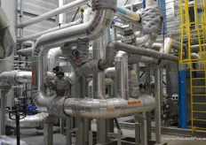 Een ingenieus systeem zorgt dat de nabijgelegen telers warmte en CO2 uit de biomassacentrale van DES kunnen gebruiken.